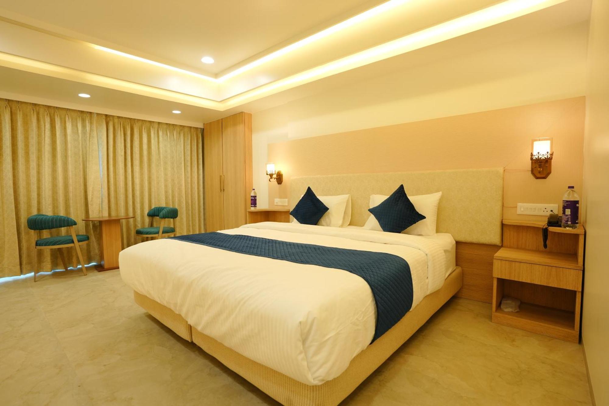 Hotel 6 Seasons, Koregoan Park, Poona Buitenkant foto