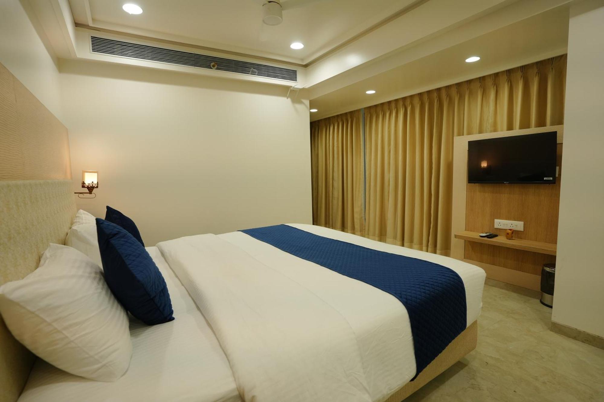 Hotel 6 Seasons, Koregoan Park, Poona Buitenkant foto