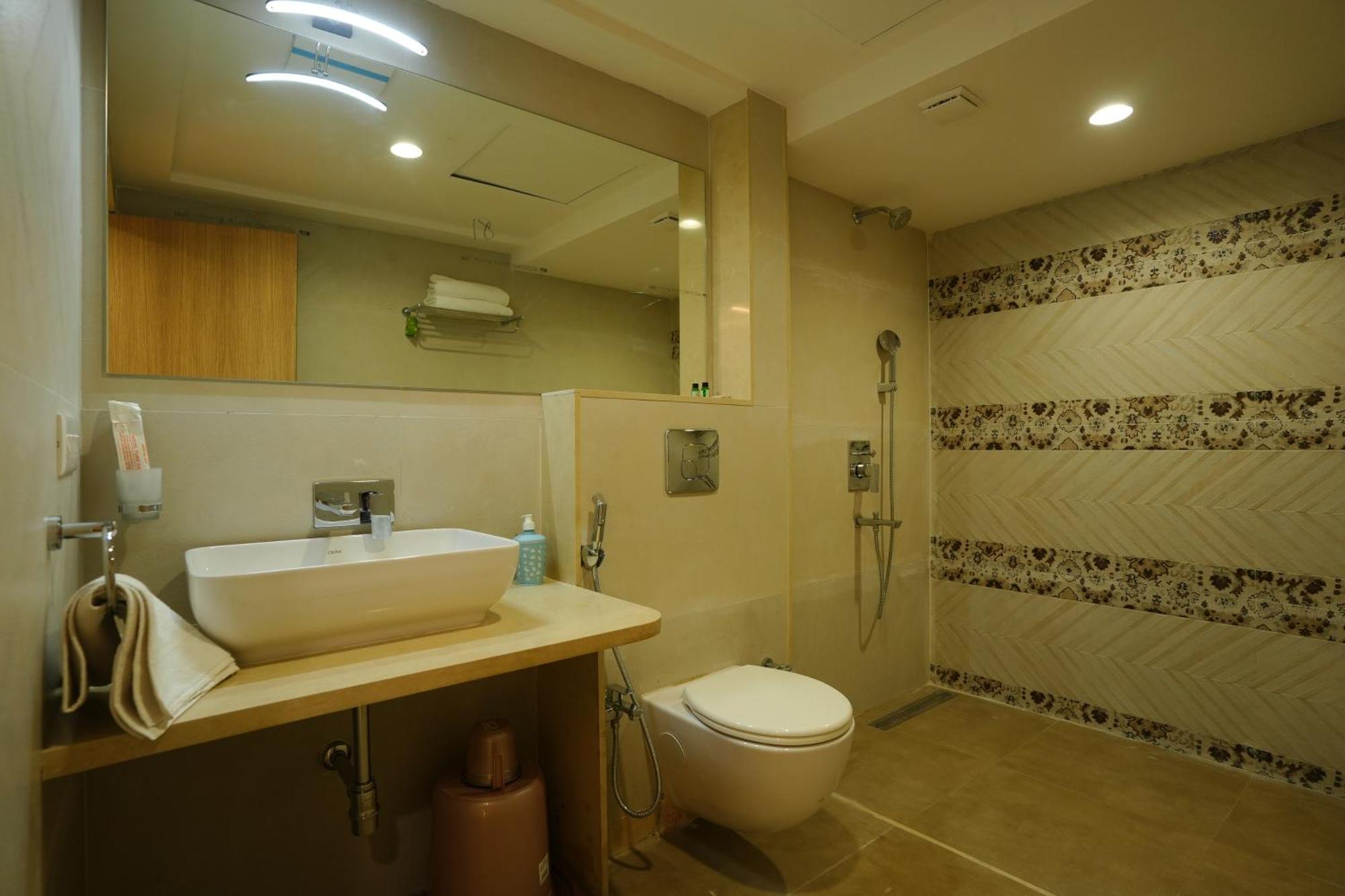 Hotel 6 Seasons, Koregoan Park, Poona Buitenkant foto