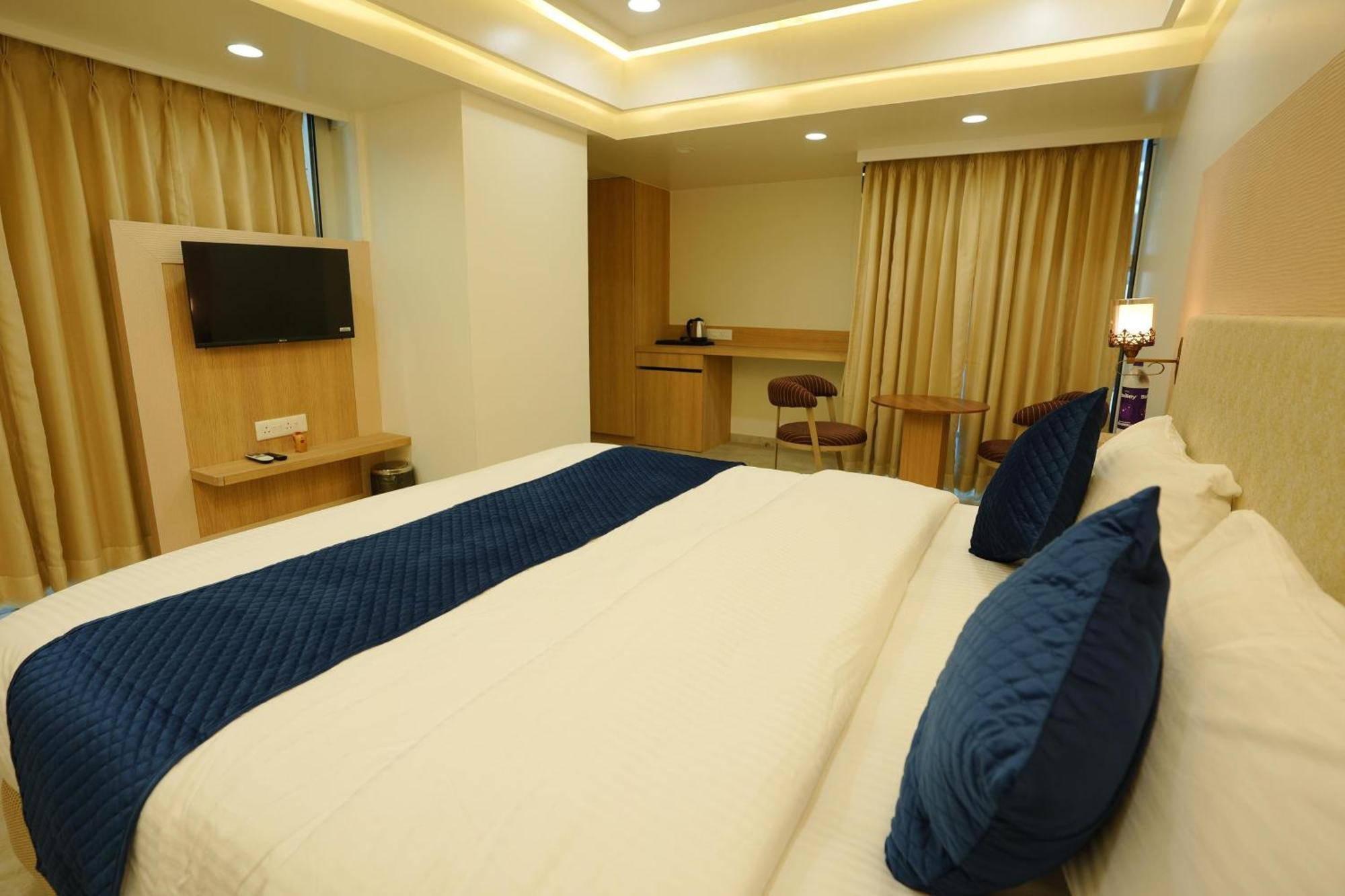 Hotel 6 Seasons, Koregoan Park, Poona Buitenkant foto