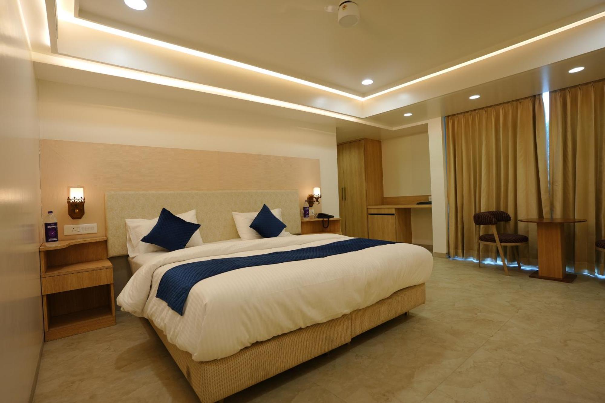 Hotel 6 Seasons, Koregoan Park, Poona Buitenkant foto