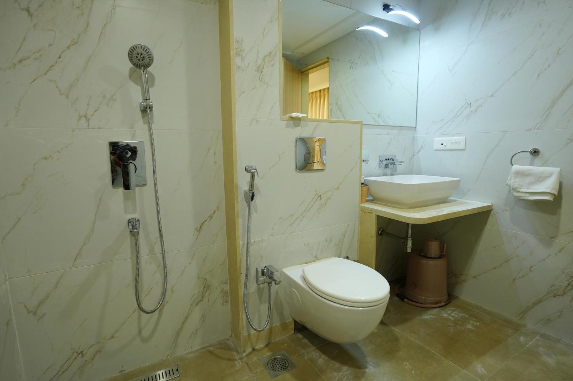 Hotel 6 Seasons, Koregoan Park, Poona Buitenkant foto