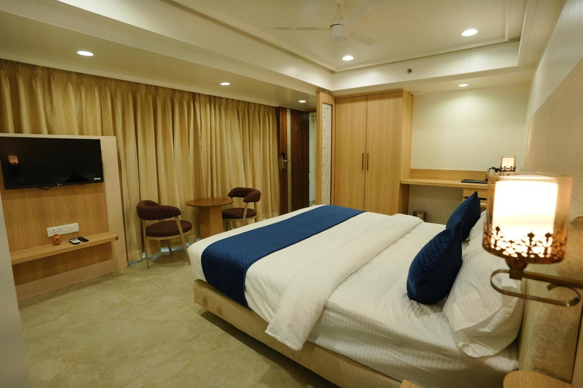 Hotel 6 Seasons, Koregoan Park, Poona Buitenkant foto
