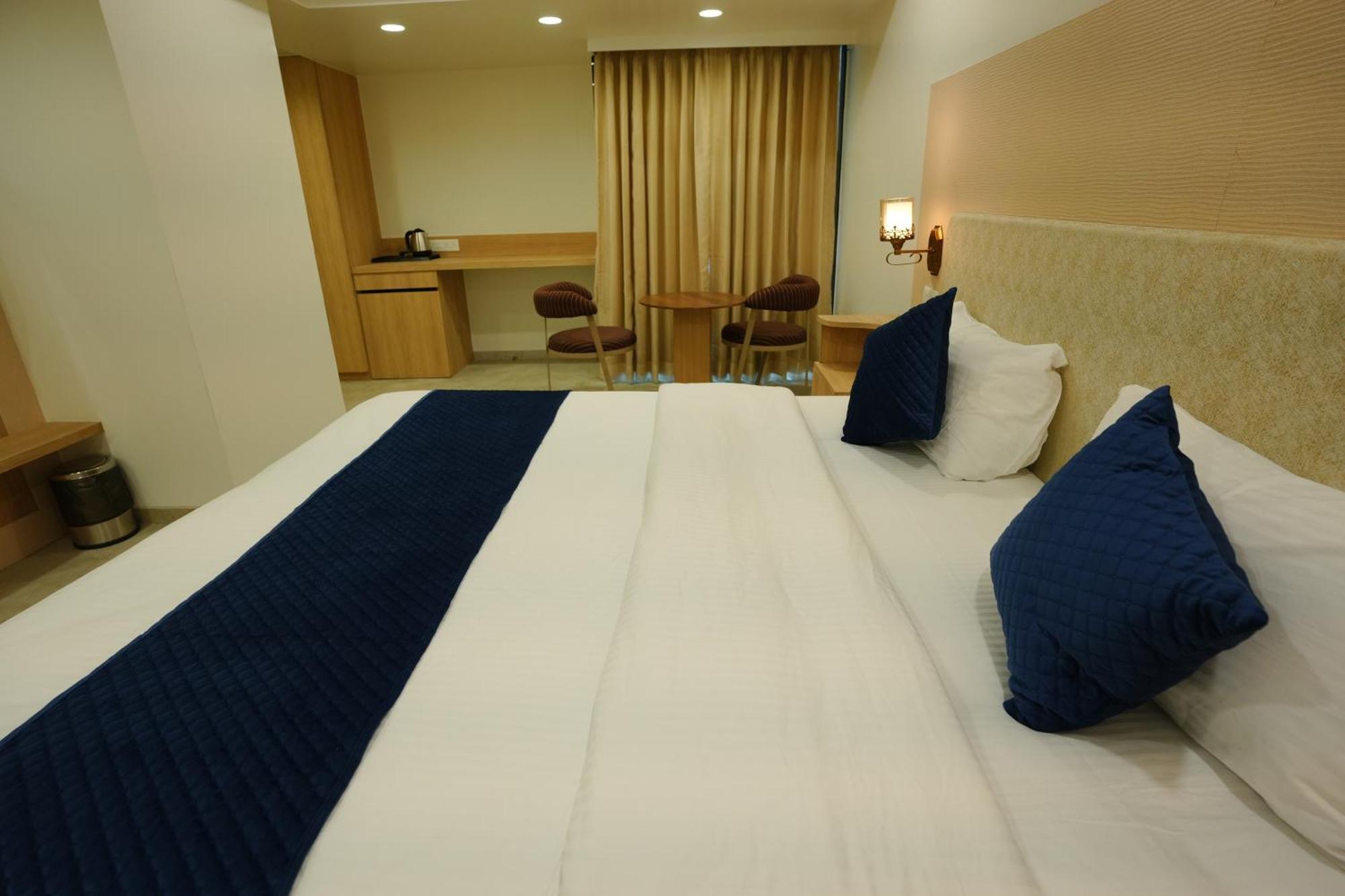 Hotel 6 Seasons, Koregoan Park, Poona Buitenkant foto