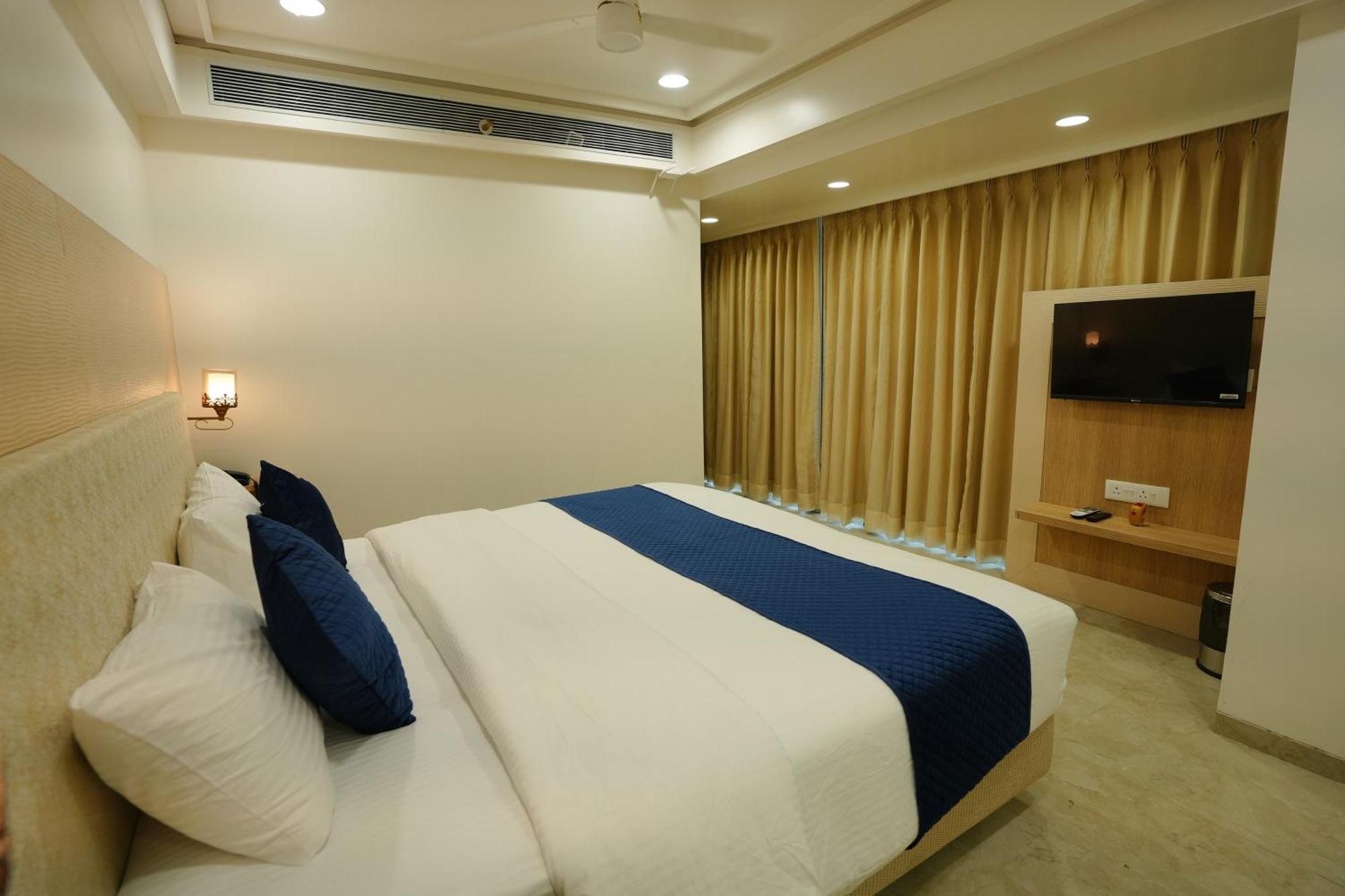 Hotel 6 Seasons, Koregoan Park, Poona Buitenkant foto