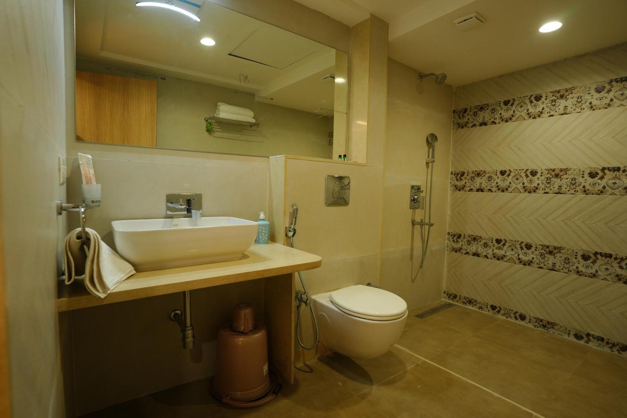 Hotel 6 Seasons, Koregoan Park, Poona Buitenkant foto
