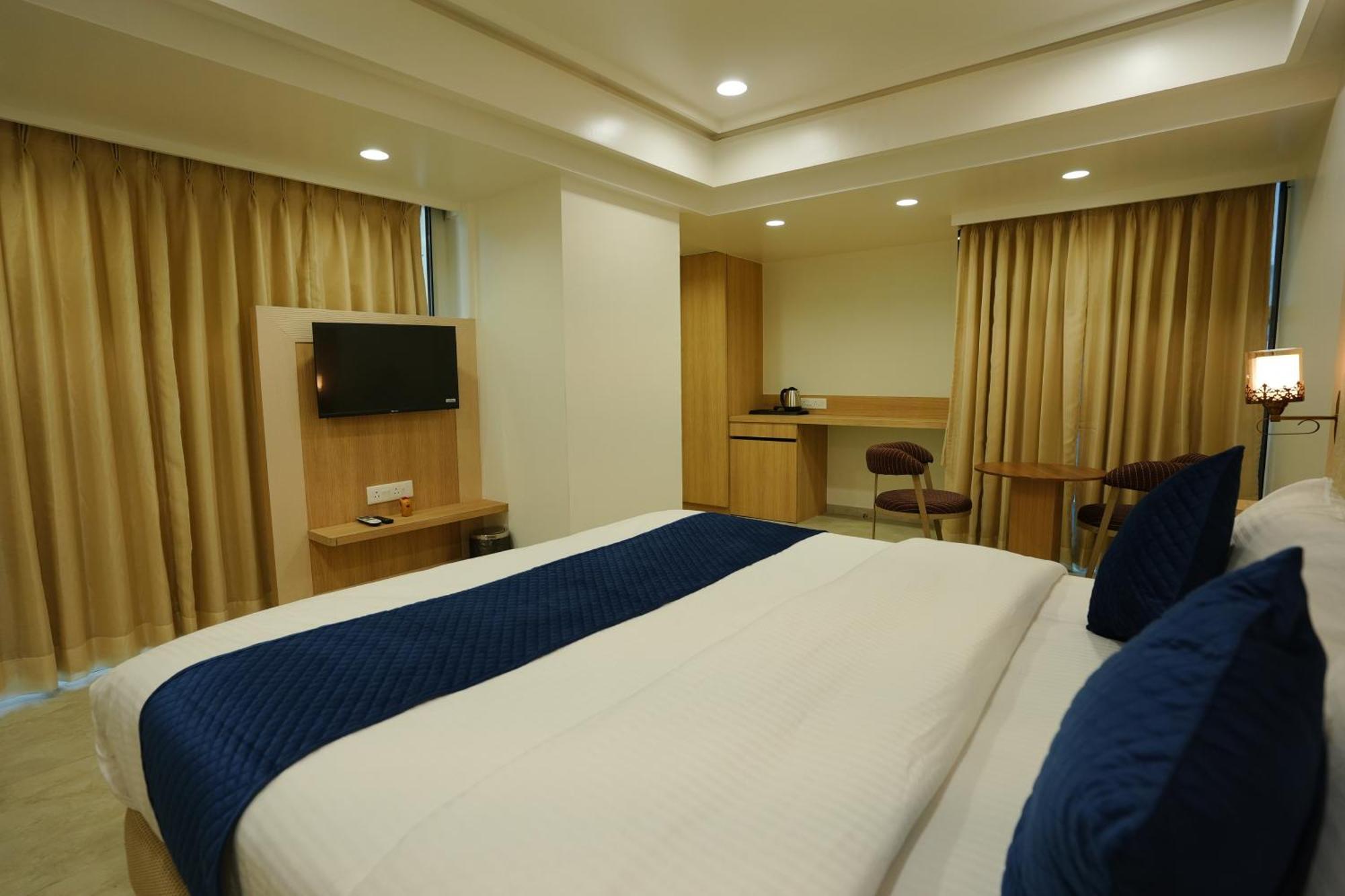 Hotel 6 Seasons, Koregoan Park, Poona Buitenkant foto