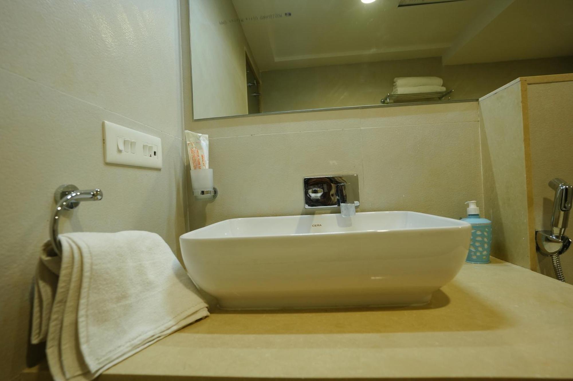 Hotel 6 Seasons, Koregoan Park, Poona Buitenkant foto