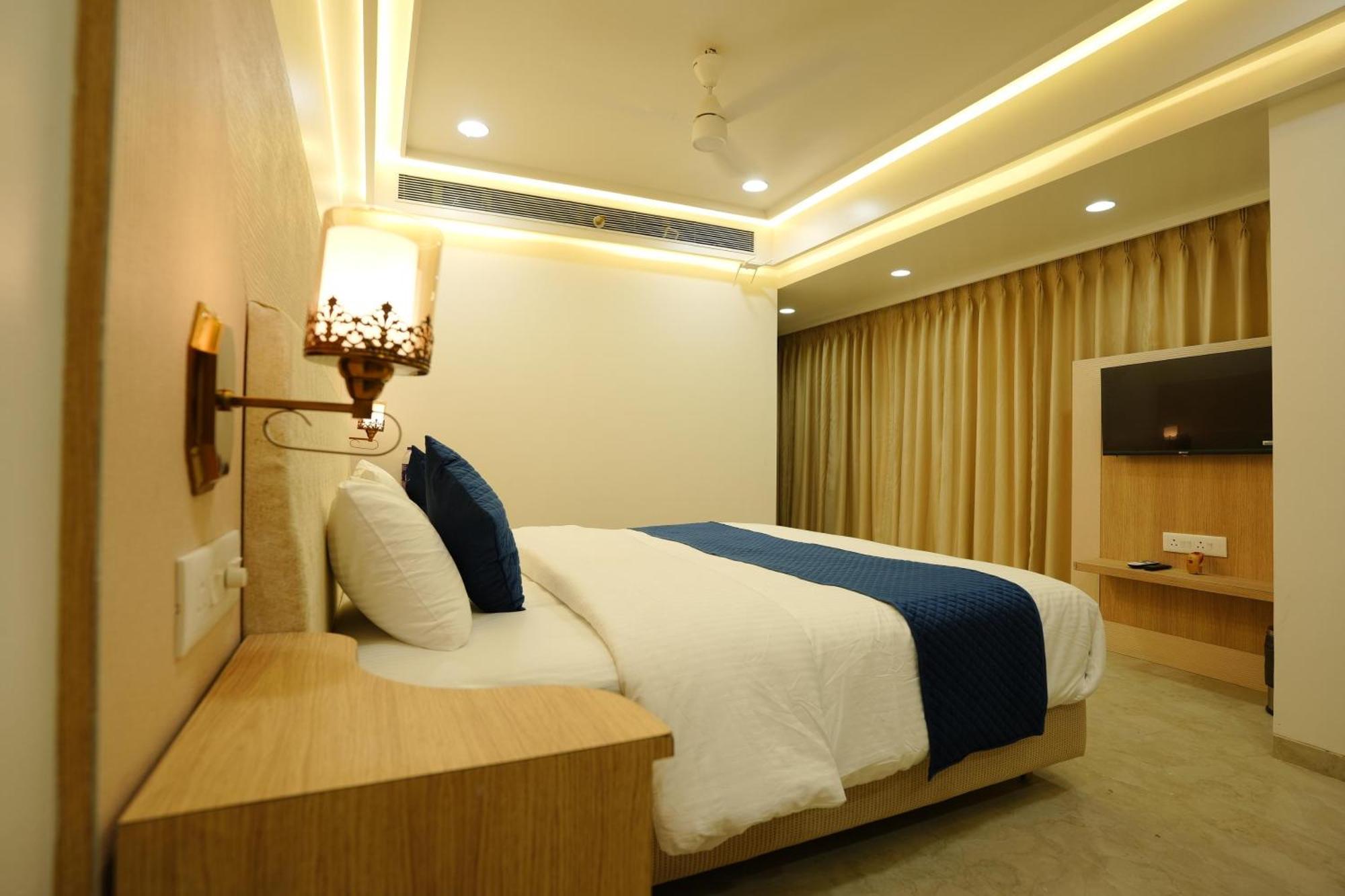 Hotel 6 Seasons, Koregoan Park, Poona Buitenkant foto
