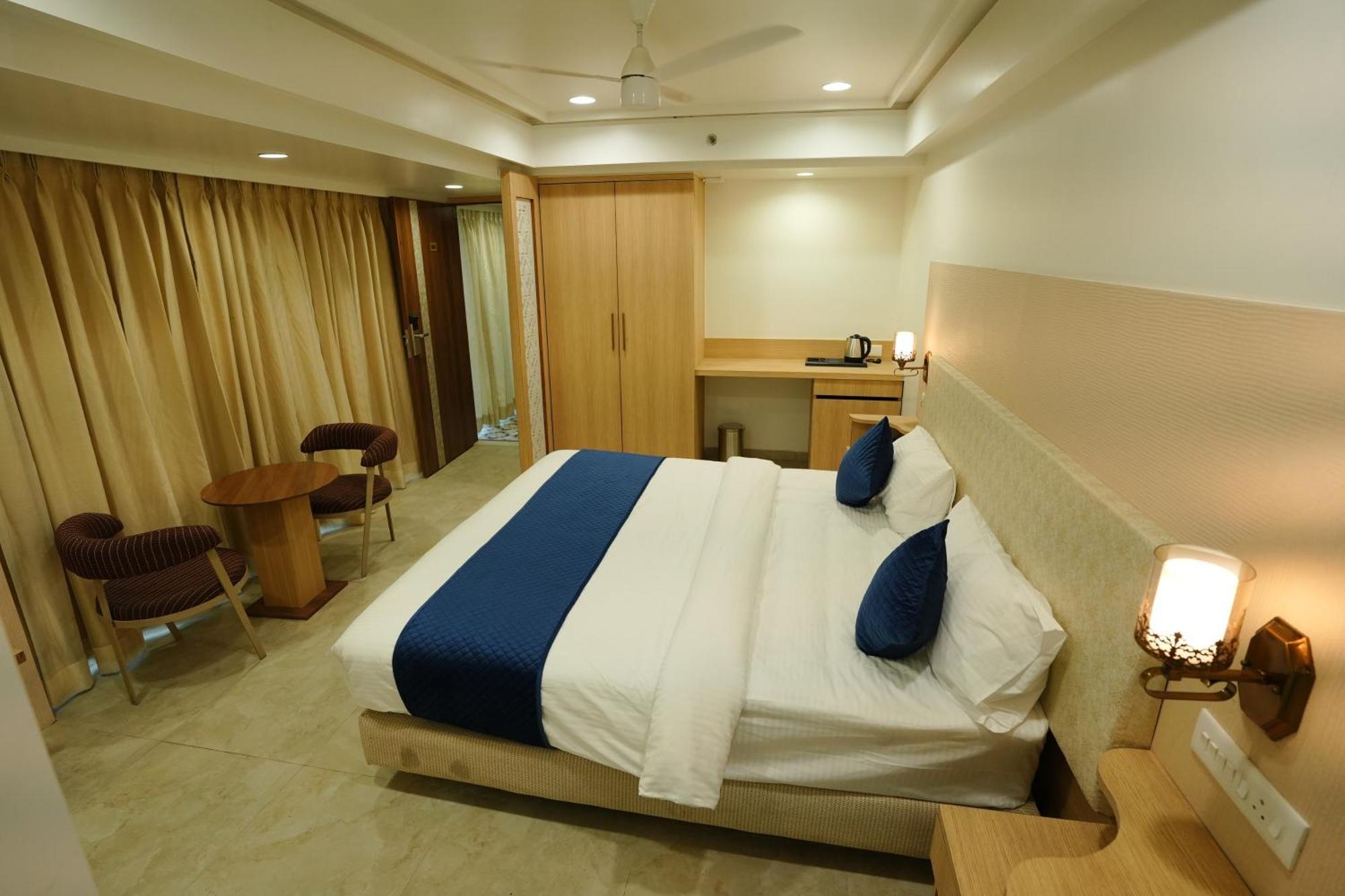 Hotel 6 Seasons, Koregoan Park, Poona Buitenkant foto