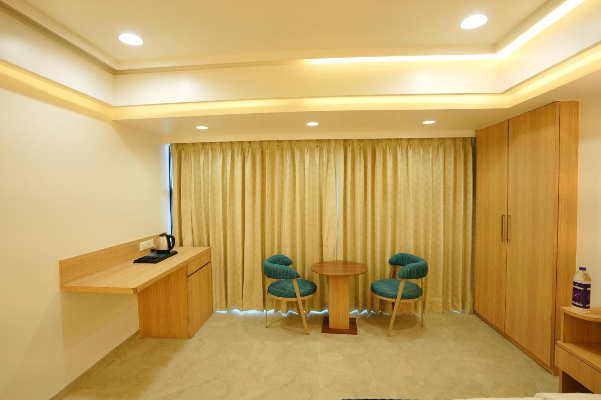 Hotel 6 Seasons, Koregoan Park, Poona Buitenkant foto