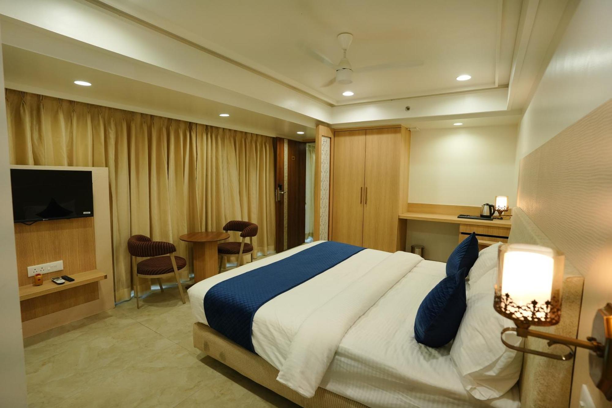 Hotel 6 Seasons, Koregoan Park, Poona Buitenkant foto