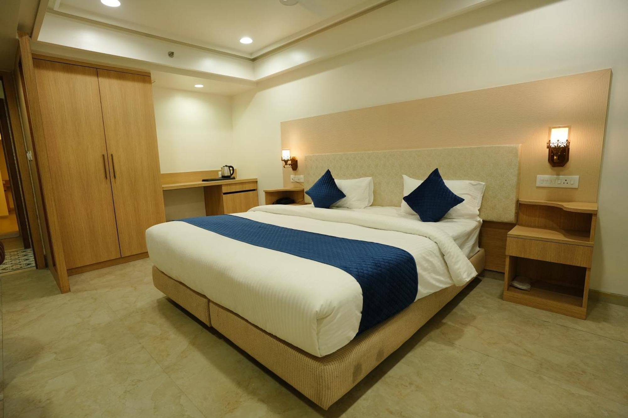 Hotel 6 Seasons, Koregoan Park, Poona Buitenkant foto
