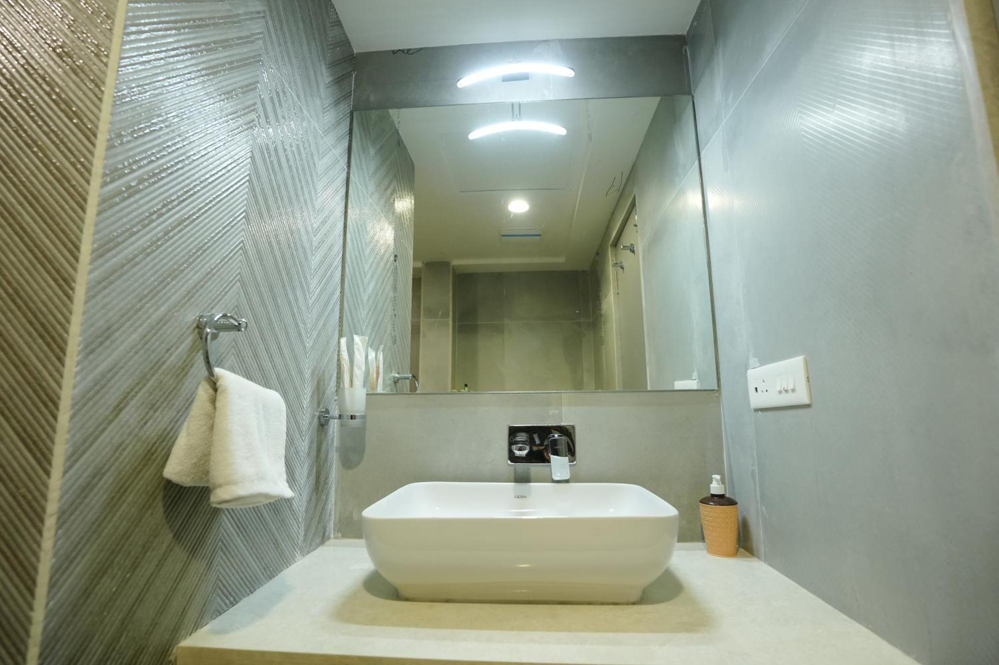 Hotel 6 Seasons, Koregoan Park, Poona Buitenkant foto