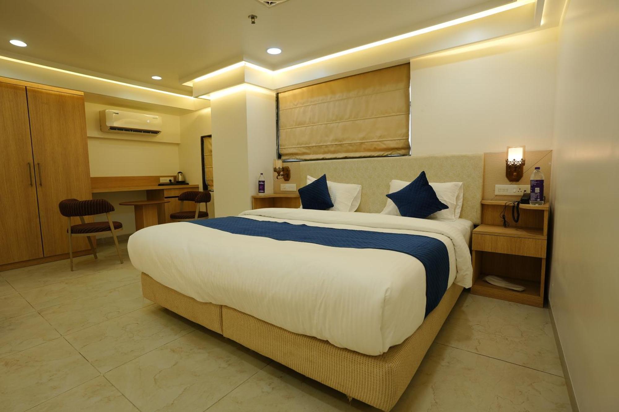 Hotel 6 Seasons, Koregoan Park, Poona Buitenkant foto
